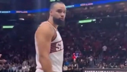 xingkong.com-尴尬的是最后输了，狄龙回喷骂自己垃圾的热火球迷：看看比分，f**k