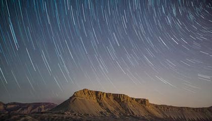 加盟火箭交易消息传出后 经纪人使劲摇晃KD肩膀 庆祝动作连招